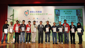 相片:「新工程項目 - 傑出工友」得主與港九電器工程電業器材職工會理事長冼啟明(左七)合照。