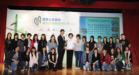 相片:「勞資關係主任嘉計狀」得主與馮宜萱(中)合照。