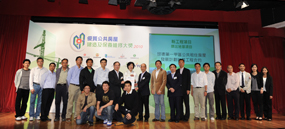 相片:「新工程項目 - 傑出地基項目」得主與馮宜萱(後左九)合照。