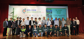 相片:「新工程項目 - 建築項目特別嘉許」得主與馮宜萱(後左十)合照。