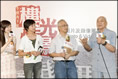 Photo: Residents of Lower Ngau Tau Kok Estate Ms Ho Ka-lai (second from left), Shek Kip Mei Estate Mr Lai Wai-lun (third from left) and So Uk Estate Mr Chan Sing-tong (first from right) share their interesting stories at the estates.