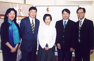 相片: 環境運輸及工務局局長廖秀冬博士（中）在發表以「建設綠的香港」為題的演說，講述各種可節約能源和有效管理建築廢物的嶄新設計和方法。