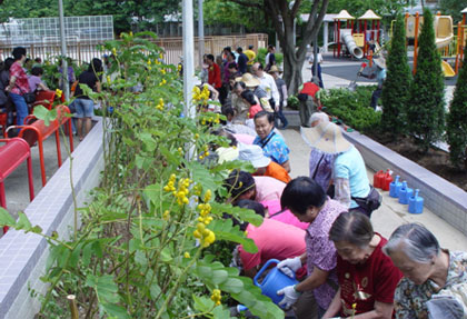 相片﹕居民積極參與屋邨舉行的植樹日活動