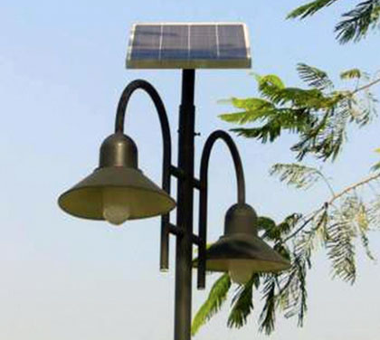 相片﹕為戶外照明系統安裝太陽能電池板