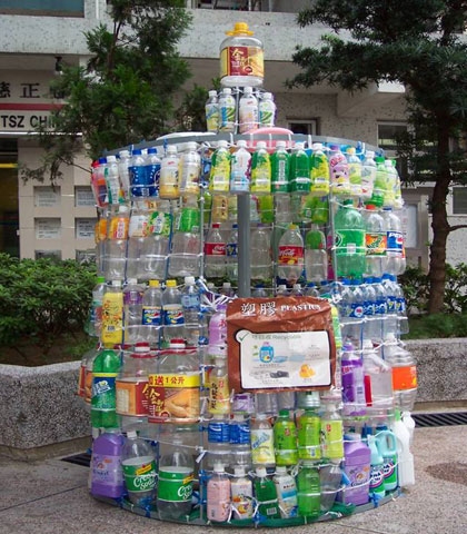 相片﹕集合廢棄膠樽造成巨型膠樽，以宣傳循環再用塑膠物料