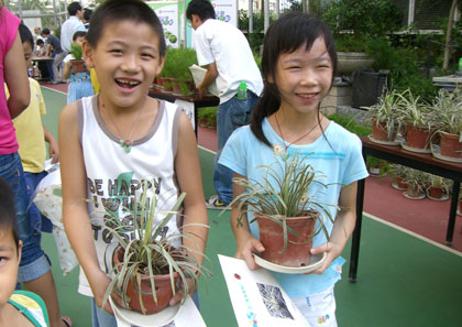 相片﹕小學生參與育苗與栽培植物
