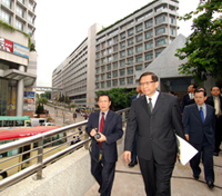 Photo: HA's staff leading an overseas delegation to visit a PRH estate