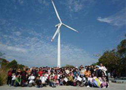 相片: 油麗村居民參加生態旅行，參觀南丫島風力渦輪發電機