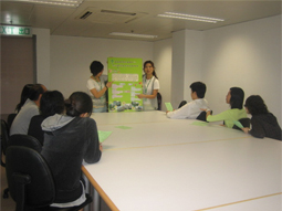Photo: Introduction to the services of the Housing Advisory and Services Team to new tenants by social workers of the Team.