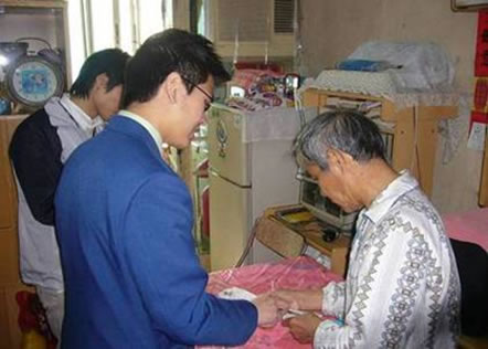 Photo: TMS Ambassador briefed housing tenants on the Scheme