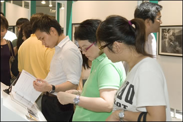 Photo: The stories shared by visitors on the autograph album are as enjoyable and touching as the exhibits.