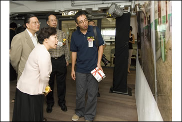Photo: Photographer Mr John Choy (first from right) introduces to the Guests of Honour his works taken at Lower Ngau Tau Kok Estate.