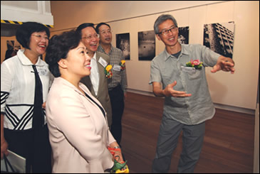 Photo: Photographer Mr Wong Kan-tai (first from right) introduces to the Guests of Honour his works taken at Shek Kip Mei Estate.