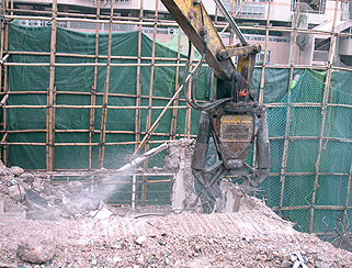 Photo: Hydraulic concrete crusher used in the Lam Tin pilot project.