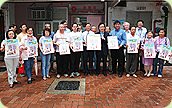 Photo: Mr Leung Chin-man, Director of Housing, (8th from right) thanks members of the Wang Tau Hom EMAC for their support in recent cleansing works at Wang Tau Hom Estate.