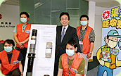 Photo: Director of Housing, Mr Leung Chin-man, with a group of Drainage Ambassadors.