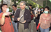 Photo: Chairman of the Housing Authority, Mr Michael Suen (centre) inspects cleansing operations in Yiu Tung Estate.