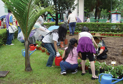 Photo: School Children Participated in Landscape Improvement in an Estate