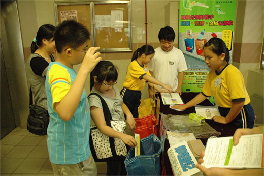 Photo: Face-to-face Promotion Educating Residents in Waste Separation – Sun Chui