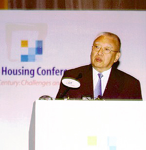 相片: 行政长官董建华于国际房屋会议上发表演说。