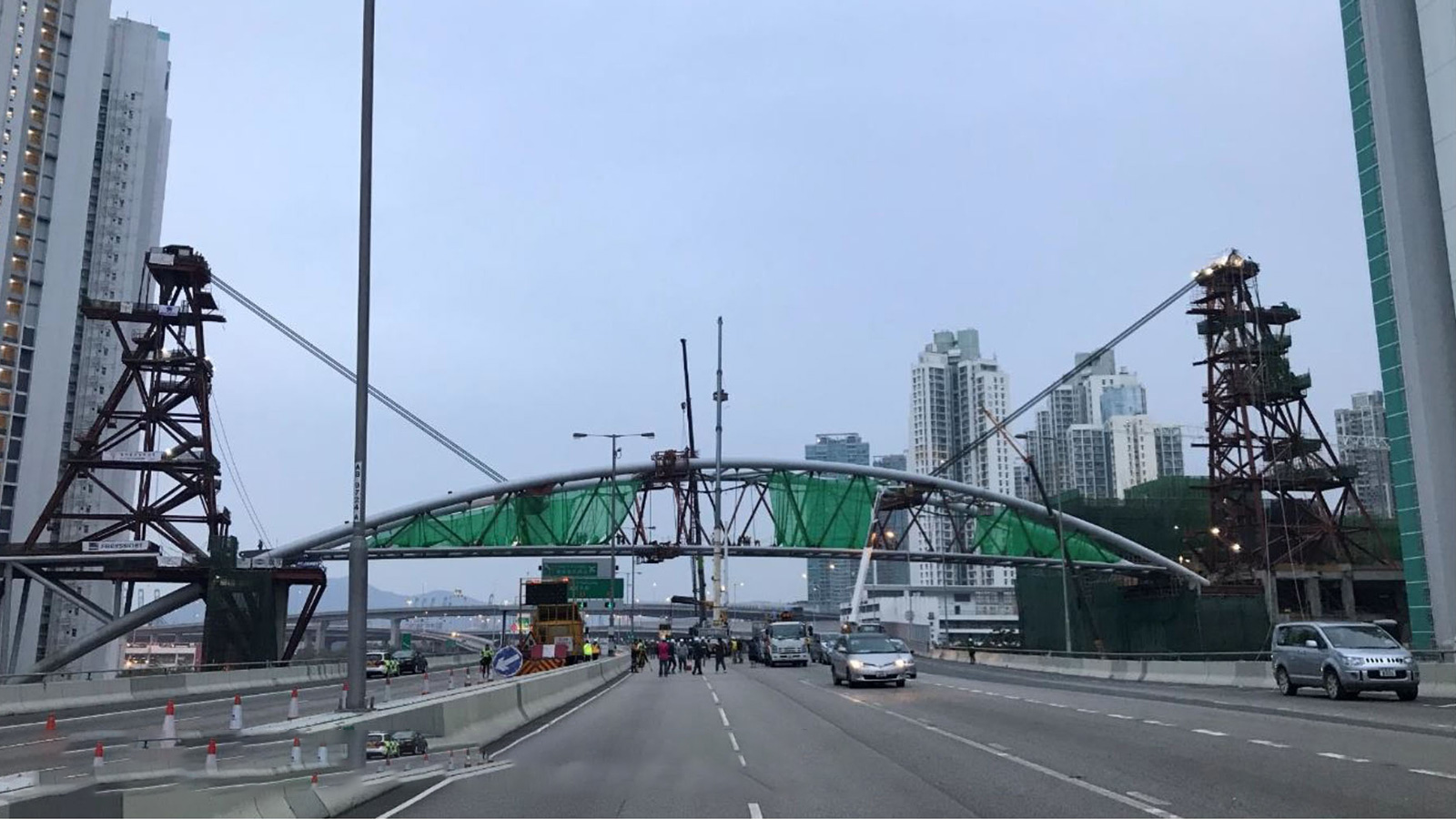Connection of footbridge sections completed (morning of 29 December 2019)