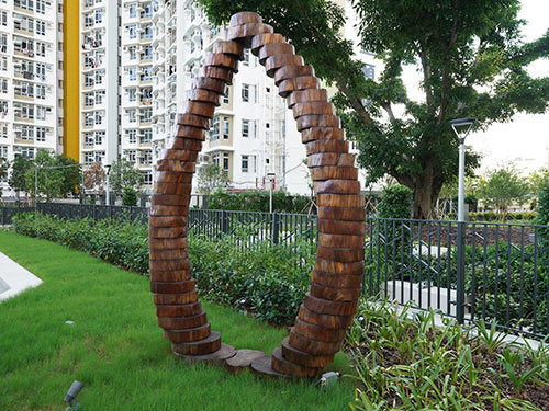 Artwork and bench in Queen’s Hill Estate 1