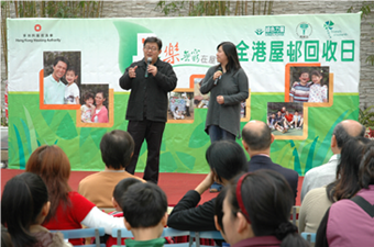 Two disc jockeys from Radio Television Hong Kong were invited to join the Recycling Day in All Estates Green Ambassador delivered the green message to a resident