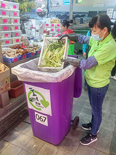 于晴朗邨湿货街市的档位收集厨馀