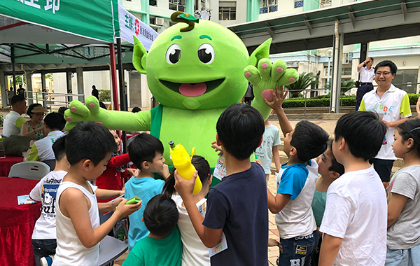 於天恒邨嘉年華與「環保小綠」互動