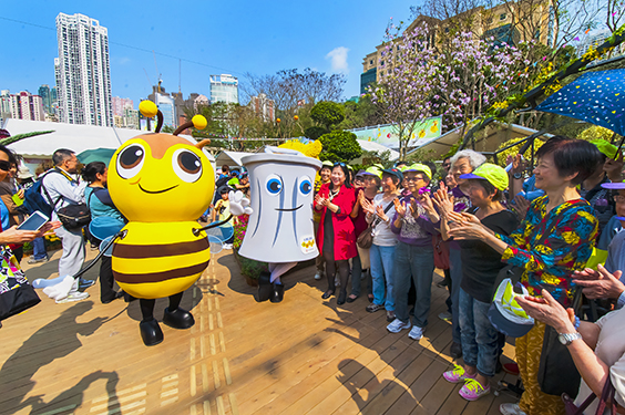 吉祥物「小蜜蜂」和「瘦身垃圾桶」與居民互動以推廣環保信息