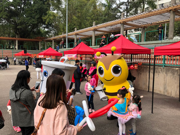 The recognisable mascots “Waste Reduction Honey Bee” and “Slim Garbage Bin” interacted with residents to disseminate green messages