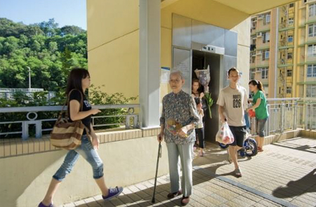 增設穿梭升降機以增強行人與屋邨各個平台的通達性