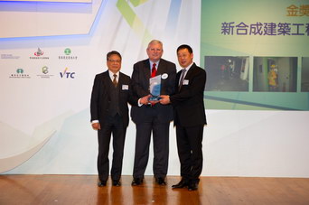 相片：「保養維修及改善項目 - 傑出承建商(區域建築保養工程 - 金奬)」得主與栢志高太平紳士(中)合照。