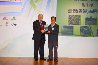 相片：「新工程項目 - 傑出承建商(地基工程 - 傑出獎)」得主與栢志高太平紳士(左)合照。