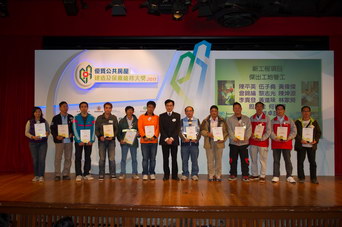 相片：「新工程項目 - 傑出工地管工」得主與建造業議會高級經理(議會事務)梁偉雄(左七)合照。