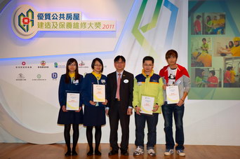 相片：「保養維修及改善項目 - 傑出全方位維修大使」得主與職業訓練局助理執行幹事伍澤文博士(中)合照。