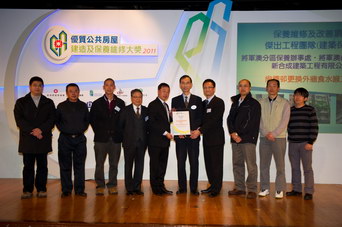 相片：「保養維修及改善項目 - 傑出工程團隊(建築保養)」得主與房屋署助理署長(屋邨管理)(二)陳少德(右五)合照。