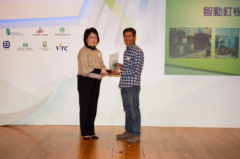 相片：「新工程項目 - 傑出承建商(自選分包商)」得主與鄭溫綺蓮(左)合照。