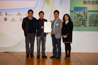 相片：「保養維修及改善項目 - 優質承建商證書2011/13」得主與李國榮太平紳士(左二)合照。