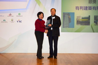 相片：「新工程項目 - 傑出承建商(建築)」銀奬得主與馮宜萱太平紳士(左)合照。