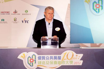 相片：运输及房屋局常任秘书长(房屋)栢志高太平绅士致辞。