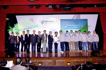 相片：「新工程项目 - 杰出地基项目」得主与冯宜萱太平绅士(中)合照。