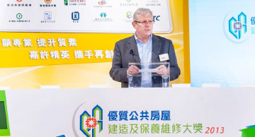 照片：运输及房屋局常任秘书长(房屋)栢志高致辞。