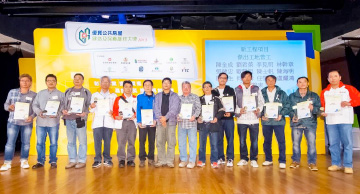 照片：「新工程项目 － 杰出工地管工」得主与香港建造业总工会代表严钢盛(左七)合照。