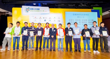 照片：「保养维修及改善项目 － 杰出工友」得主与香港电梯业总工会理事长谢景华(中)合照。