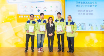 照片：「保养维修及改善项目 － 杰出全方位维修大使」得主与建造业议会(机构事务)经理阮巧仪(中)合照。