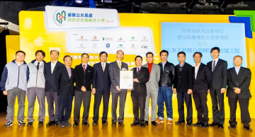 照片：「保养维修及改善项目 － 杰出保养维修及改善项目」金奖得主与李国荣(右七)合照。