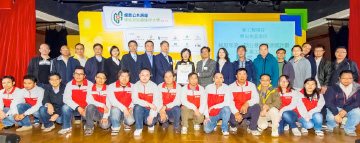 照片：「新工程项目 － 杰出地基项目」得主与冯宜萱(中)合照。