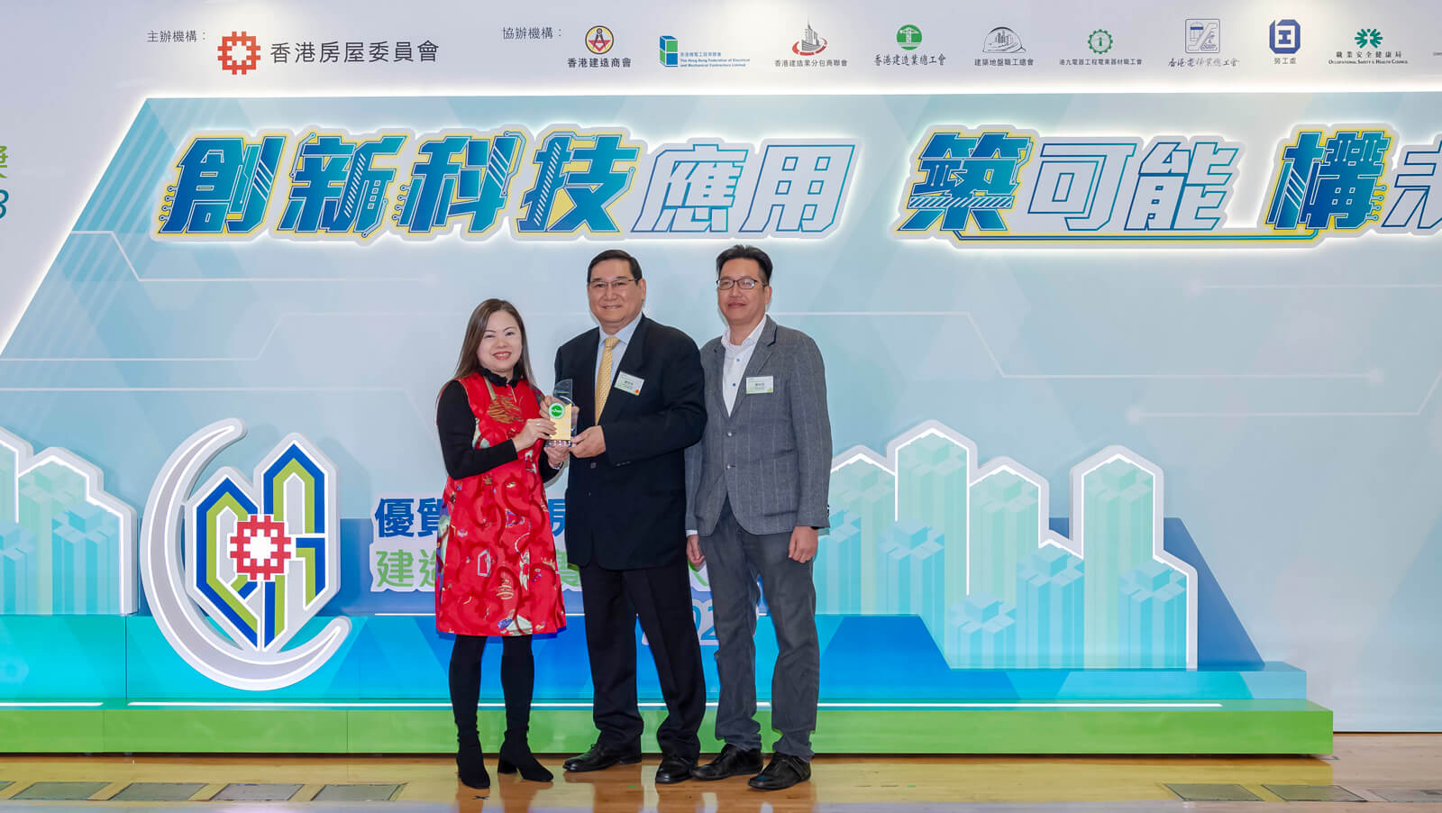 "New Works Projects - Outstanding Contractors (Foundation)" — pictured with the Permanent Secretary for Housing and Director of Housing, Miss Rosanna Law (first left) are representatives of the Award winner – Tysan Foundation Limited.