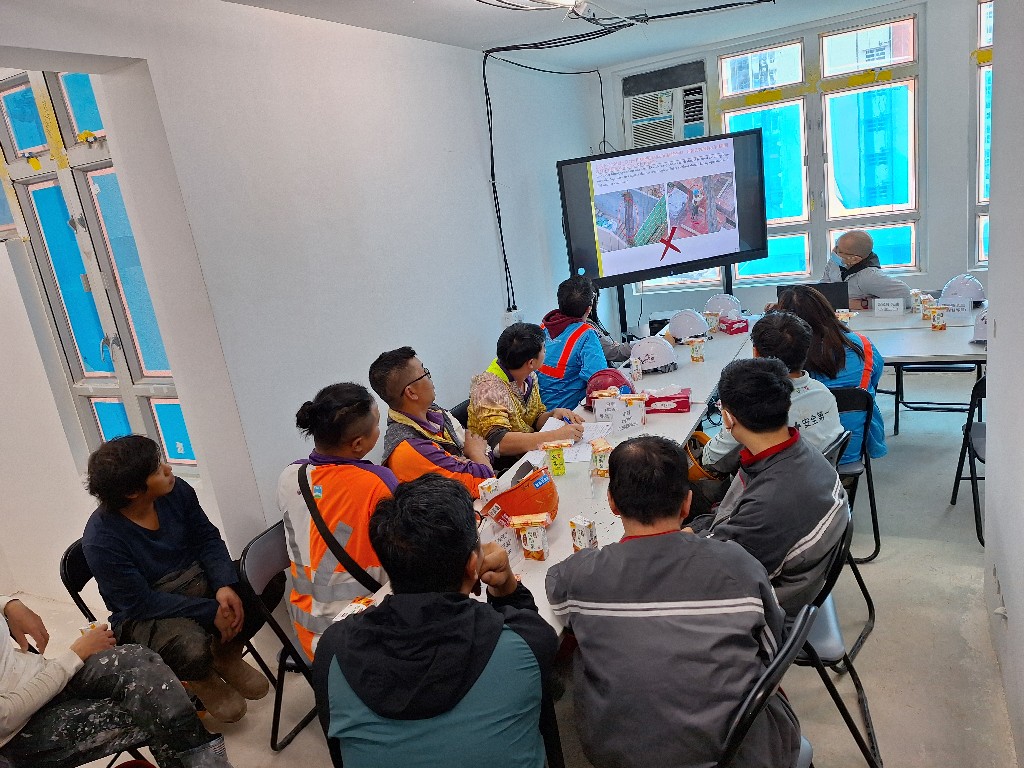 Lunchtime's Safety Talk at Kai Tak Site 2B2 on 06/2/2024